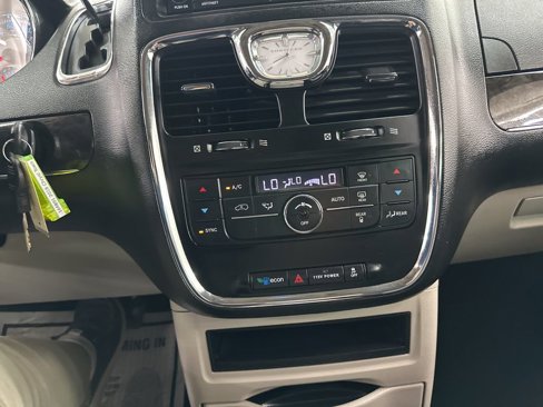 Used 2016 Chrysler Town & Country Touring image 40
