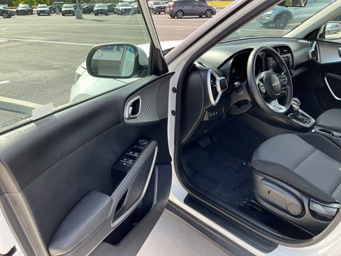 Used 2023 Kia Soul LX w/ LX Technology Package image 19