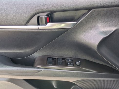 Used 2022 Toyota Camry SE image 18