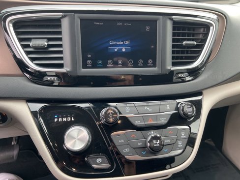 Used 2019 Chrysler Pacifica Touring-L image 14