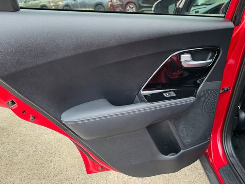 Used 2020 Kia Niro Touring image 19
