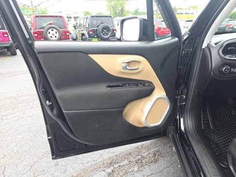 Used 2018 Jeep Renegade Latitude w/ Cold Weather Group image 9