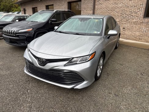 Used 2018 Toyota Camry LE image 1