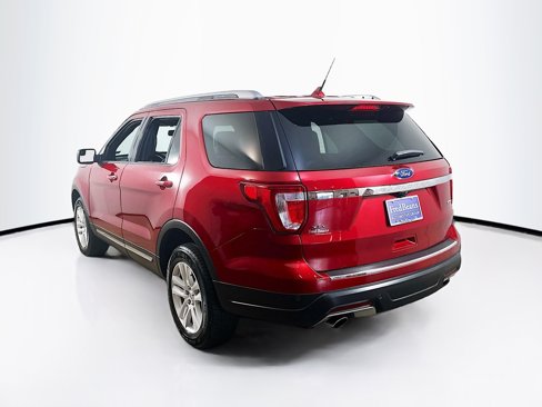 Used 2018 Ford Explorer XLT w/ Equipment Group 202A image 6