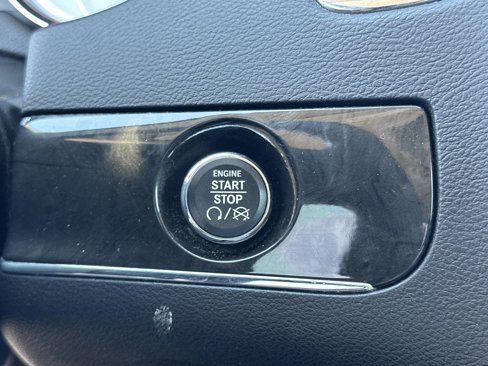 Used 2016 Chrysler Town & Country Touring-L image 14