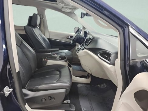 Used 2018 Chrysler Pacifica Touring-L Plus w/ Tire & Wheel Group image 16