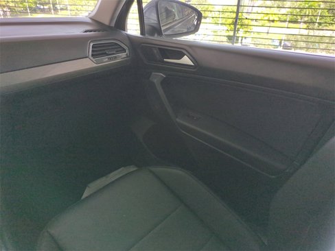 Used 2019 Volkswagen Tiguan SE w/ Panoramic Sunroof Package image 17