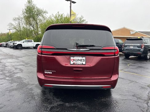 Used 2023 Chrysler Pacifica Touring-L image 7