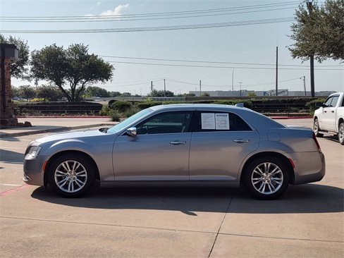 Used 2017 Chrysler 300 C image 8