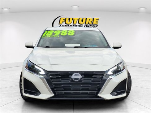 Used 2023 Nissan Altima 2.5 SV w/ SV Premium Package image 2