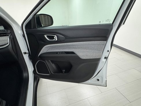 Used 2024 Jeep Compass Latitude image 13