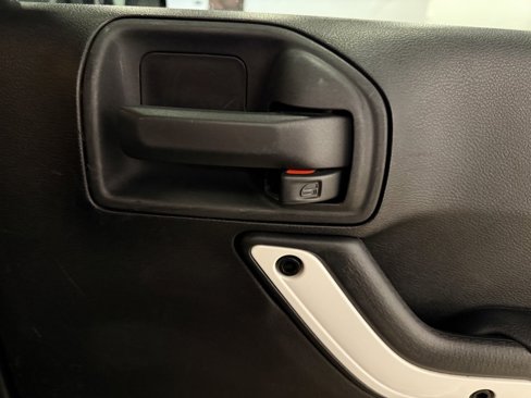 Used 2015 Jeep Wrangler Unlimited Sahara image 23