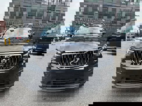 Certified 2025 Volvo XC40 B5 Core image 1