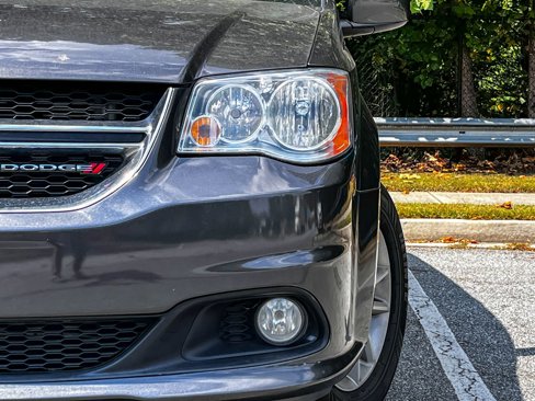Used 2019 Dodge Grand Caravan SXT image 3