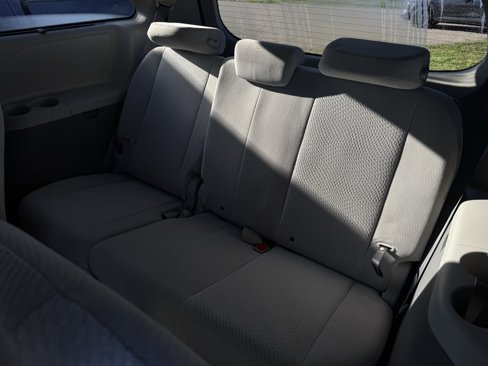 Used 2011 Toyota Sienna LE image 6