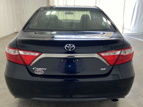 Used 2017 Toyota Camry SE image 4