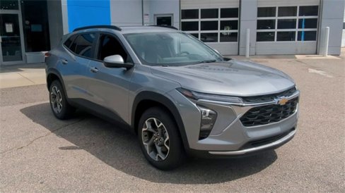 New 2025 Chevrolet Trax LT w/ Driver Confidence Package image 2