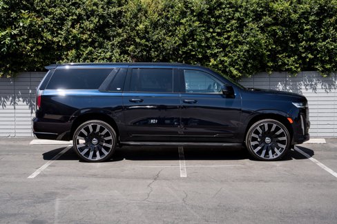 Used 2022 Cadillac Escalade ESV Premium Luxury image 3