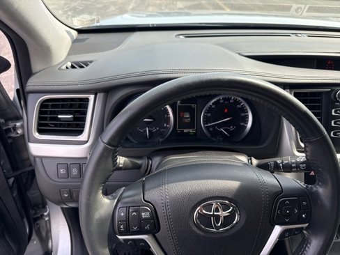 Used 2017 Toyota Highlander SE image 28