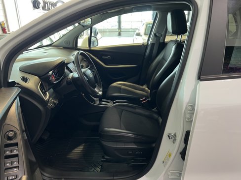 Used 2021 Chevrolet Trax LT w/ LT Convenience Package image 18
