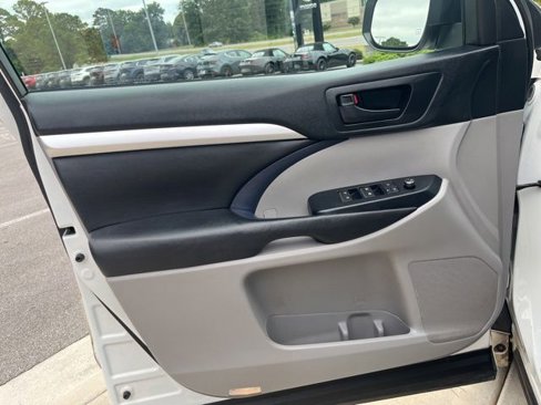 Used 2017 Toyota Highlander LE image 11