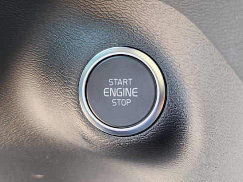 New 2025 Volvo XC40 B5 Core w/ Climate Package image 31