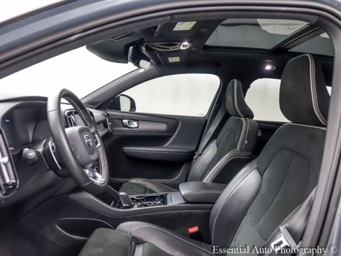 Used 2020 Volvo XC40 T4 R-Design image 12