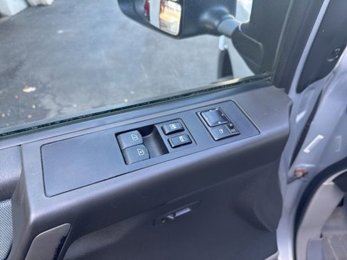 Used 2004 Nissan Titan SE w/ (OF1) SE Off-Road Pkg image 7