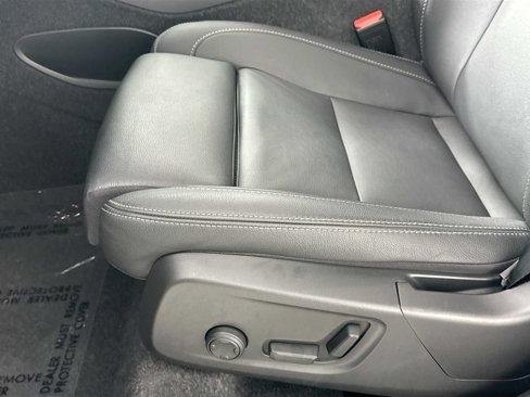 Certified 2025 Volvo XC40 B5 Plus image 17