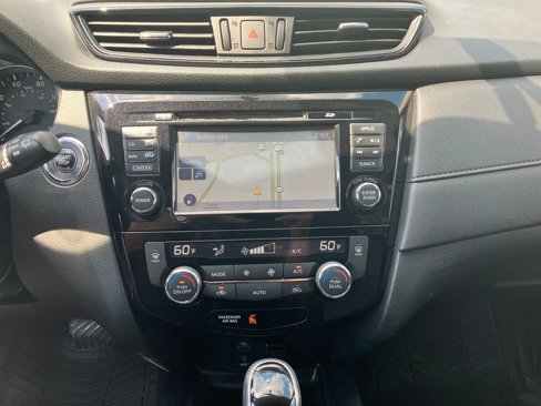 Used 2017 Nissan Rogue SV w/ SV Premium Package image 6