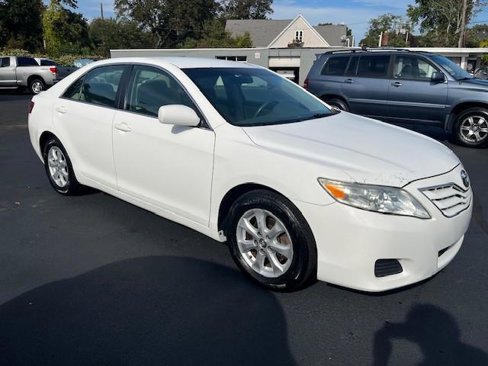 Used 2011 Toyota Camry LE image 1