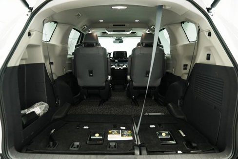 Used 2024 Toyota Sienna Limited image 45