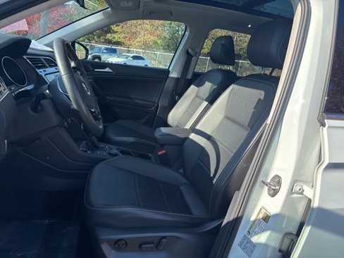 Used 2021 Volkswagen Tiguan SE w/ Panoramic Sunroof Package image 11
