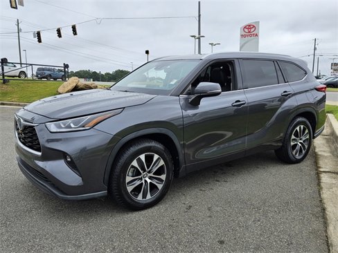 Used 2022 Toyota Highlander XLE image 3