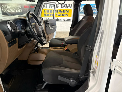 Used 2015 Jeep Wrangler Unlimited Rubicon w/ Max Tow Package image 8
