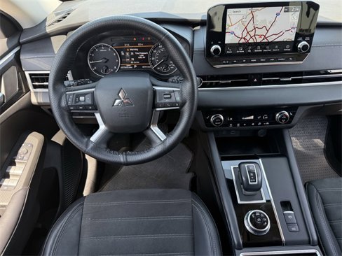 Used 2023 Mitsubishi Outlander SE image 12