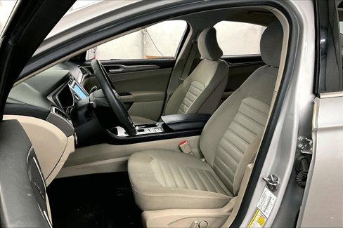 Used 2017 Ford Fusion SE w/ Fusion SE Technology Package image 25