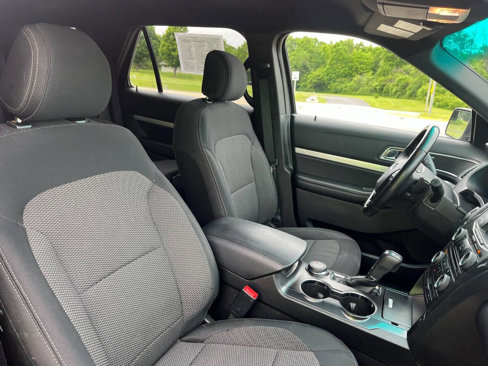 Used 2017 Ford Explorer XLT image 30