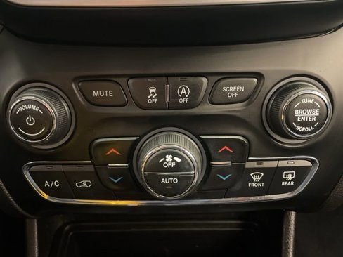 Used 2019 Jeep Cherokee Limited image 25