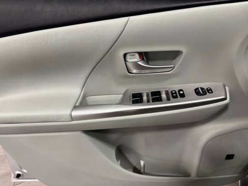 Used 2014 Toyota Prius V image 18