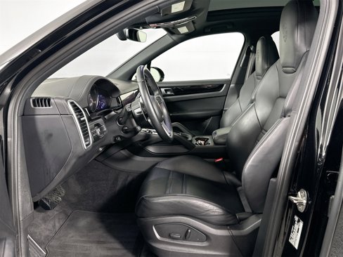 Certified 2023 Porsche Cayenne Platinum Edition image 5