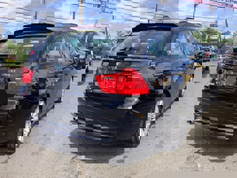 Used 2011 BMW 328i xDrive Wagon image 7