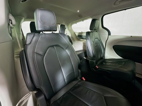 Used 2019 Chrysler Pacifica Touring-L image 26