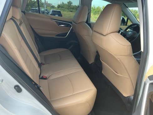 Used 2021 Toyota RAV4 XLE Premium image 12