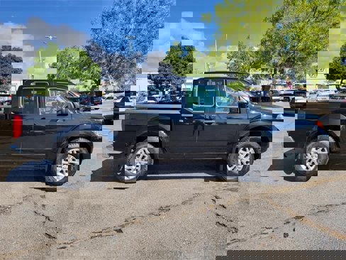 Used 2017 Nissan Frontier SV image 2