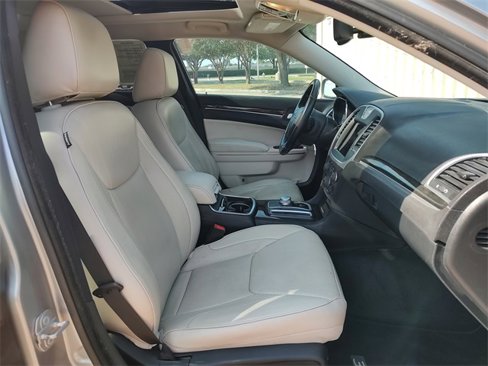 Used 2017 Chrysler 300 C image 34