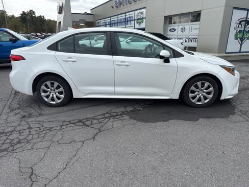 Used 2023 Toyota Corolla LE image 3