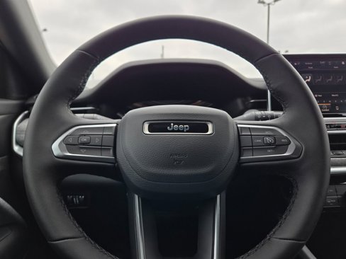 New 2025 Jeep Compass Latitude image 34