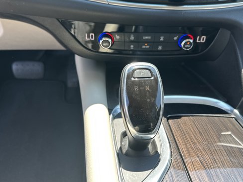Used 2020 Buick Enclave Essence w/ LPO, Luxury Package image 31