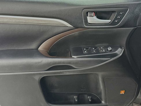 Used 2018 Toyota Highlander Limited image 17
